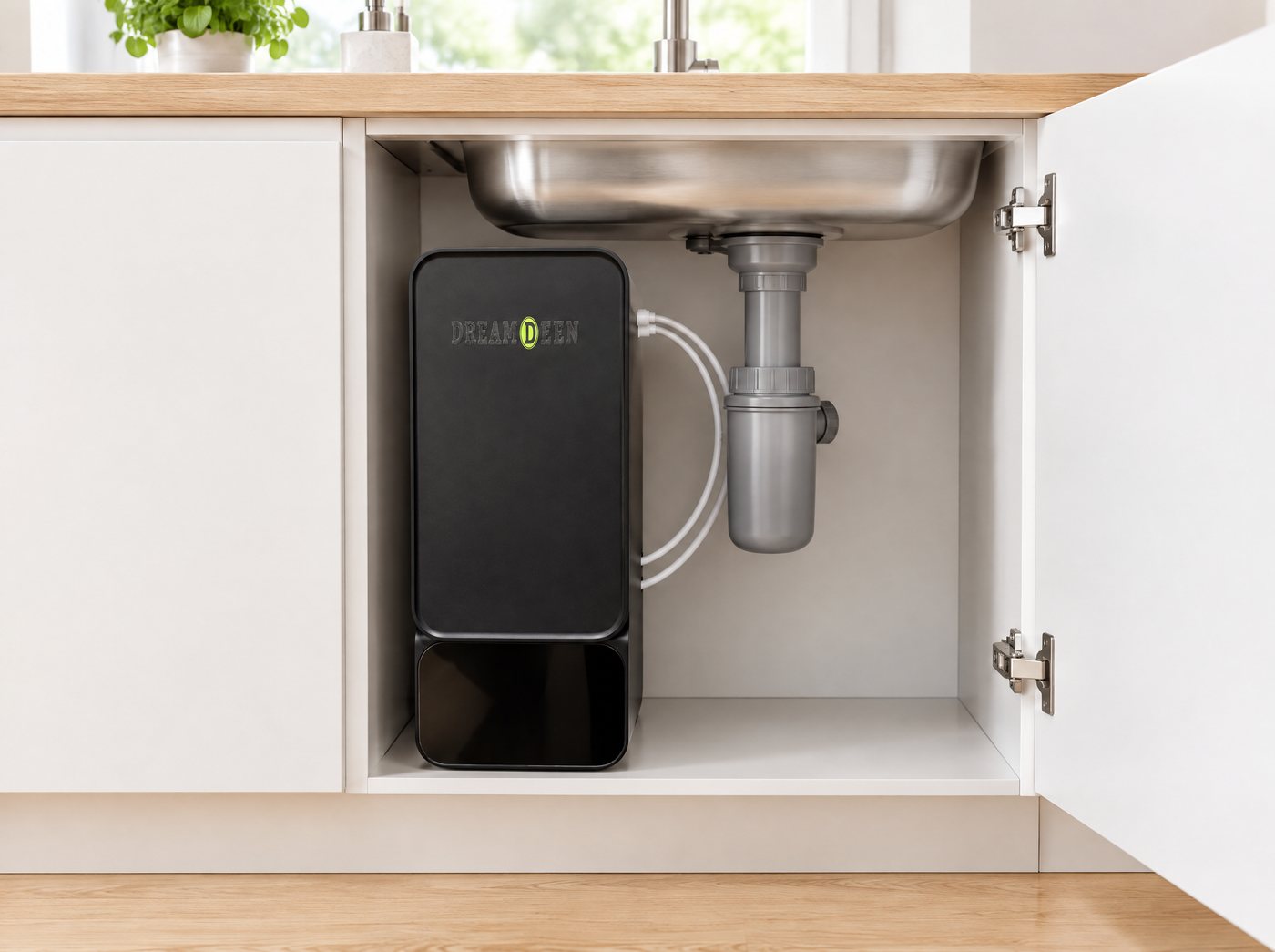 Der DreamAqua 800 steht schmal im offenen Unterschrank einer modernen Küche, neben dem Siphon
